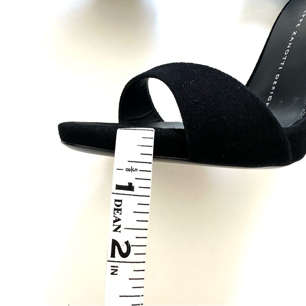 Giueseppe Zanotti Limited
Edition Starburst Rhinestone & Suede Heels Size 38 NIB - Picture 12 of 16